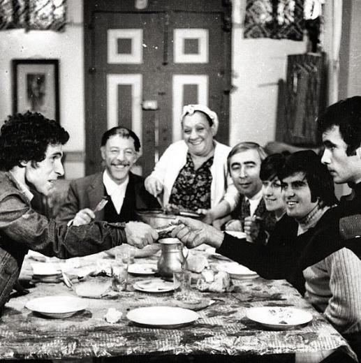 Biz bile kartrr olduk!..Bu film hangisi? Yemei ekitirenler kim? Kim hangi film de kimin ocuu? Hepsi gitti!.. Gnde yzlerce kare fotoraf bakmaktan bulak teline dndk.