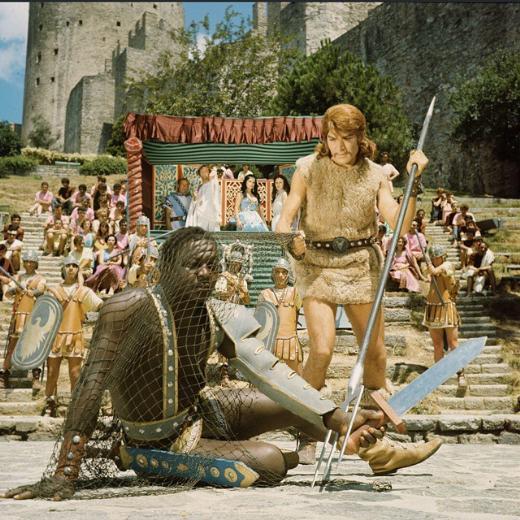 En sada yerde duran sur klandrmas iin yere sabitlenmi lambalar, kromaj yaplm mzrak ve kllar, eldeki fazla pembe kumatan yaplma halk kostmleri, az bulunan ve rengi tek kara olann a ile yakalanm olmas o yllarn pek derinlemesine dnlmeden kabul edilebilir kriterler olduu da bir gerek heralde!...Her eye ramen renkli filme gei yllarnda zellikle bir ok alanda yetersizliklerle mcadele verilirken tarihi ve kostme film ekmek byk bir cesaret ve sinema sevdas gerektiriyor elbette!..Oluturacagmz mzede en nemli yerlerden biri 5 adet ekilmi olan "Tarkan" filmlerine ait olacaktr kukusuz!...