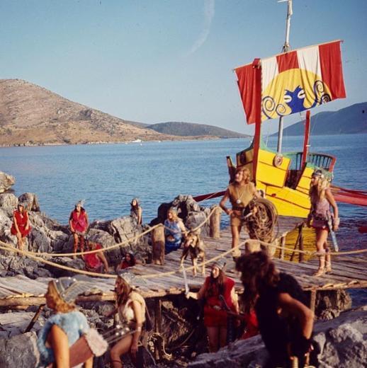 imdi u arkada duran mavna kuzeyden gelen Viking gemisi gya ama ondan daha komik olan yelkenindeki sembol..    stelik pek yabanc da saylmaz, bizim mehur ahtapot resmen..ok byk filmler bunlar!..50 yllk bir macera bu!..Nerelerden geilmi neler yaplmaya allm, bu filmler resmen bir yzklerin efendisi kadar fantastik gelerle dolu.