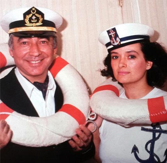 Bugn ok belge fotoraf kt yine.. Agah zg stadn deyimi ile Ertem Bey sinemaya ara verdikten sonra kriz dnemine giren ve dn ile o dnem de ilk seyirci patlamasn gerekletiren ve srf bu yn ile bile tarihsel bir nem tayan, ynetmen Eilmez'in kendisi ile hesaplama filmi olarak grd "Arabesk" setinden bir kare!..