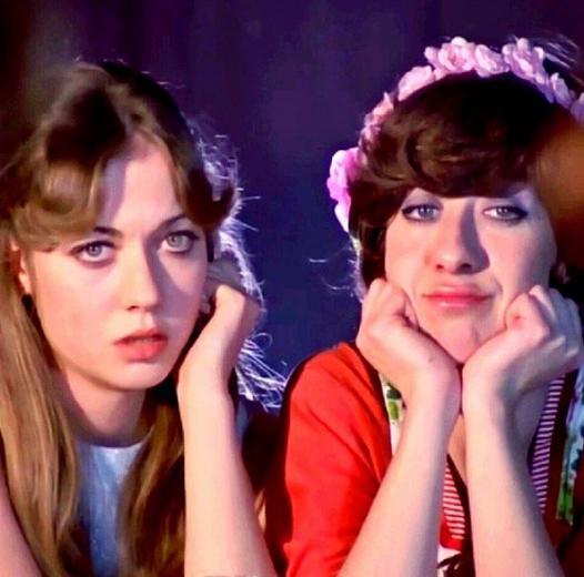 Madem "Glen Gzler" oynuyor madem vg dolu gzel szler geliyor, gecenin son resmi bu iki gzel hanmefendi olsun!.