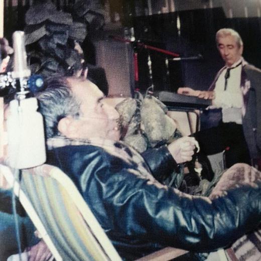 "Bu filmler de ne sihir var? Neden defalarca seyrediliyor ama bklmyor" diye soran arkadalarmza gelsin istedik!..Hi bir sihir falan yok sadece iini ok seven, iine ak, iini iyi bilen, son nefesini setler de vermeye raz olmu adamlarn varl ile yaplm filmler bunlar!..Firmamzn kurucusu yapmc ynetmen Ertem Eilmez ve o'nun ok sevip deer verdii bir sr oyuncu, emeki, senarist, ynetmen ile birlikte yaparak rendikleri yaparak mkemmelli yakaladklar son derece drst, scak, samimi ve sadece halk iin retilmi filmler bunlar!..Ertem Eilmez hocann son filmi "Arabesk" ve sette ki halini en iyi anlatan karelerden biri!.. Rahmet ve minnetle!.