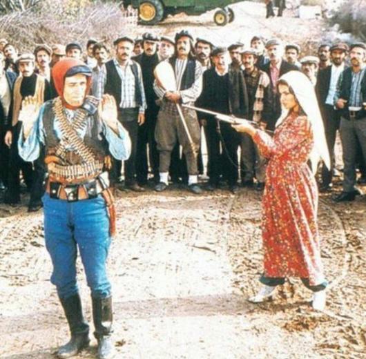 "Salako"nun hnerleri aman Allah!... Sadk endil-Ertem Eilmez senaryosu Atf Ylmaz rejisi!..Kemal Sunal ustann ilk barol "Salako" 1974 yapm..Yani tam 40 yanda!..
