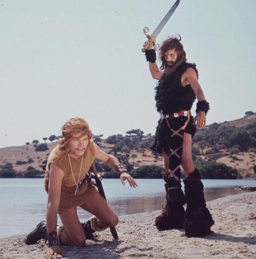 Hadi geceyi bir "Tarkan" fotoraf ile bitirelim yine!..    Rahmetli efsane milli basketbolcumuz Hseyin Alp var karede!..Film'in ve fotorafn ekildii yer de Bitez, Bodrum bu arada!..Filmi ekene kadar arkadaki tepeden arsa alsalarm, zengindik!.. aka bir yana dnyalar verseler bir Tarkan etmez!