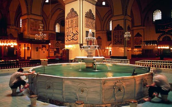 Yaplan aratrmalar; yz gzelce ykamann, gzleri toz ve mikroplardan koruduu ve onu eitli iltihaplanmalara kar muhafaza ettiini teyit etmektedir. Ayn ekilde elleri ykamak da deri zerindeki terleri yok edip elleri temizledii gibi, deride bulunan hava deliklerini aarak derinin rahat bir ekilde hava alp vermesini salar.