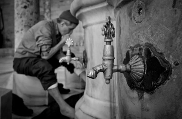 Son yaplan bir aratrmaya gre, suyu azda mazmaza (gargara) yapmak, di etleri hastal ve iltihaplanmaya kar az korur, dilerin de rmelerini nler. Ayrca az ve yz kaslarn glendirip nefes borularndaki iltihaplanmalara kar korur.