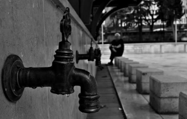 Yz ykmak ise; yz derisine canllk verir, onu gzelletirir ve yz toz ve mikroplardan kurtarr. Yce Allah yle buyurur: "Allah tevbe edenleri de temizlenenleri de sever". (Bakara: 222)