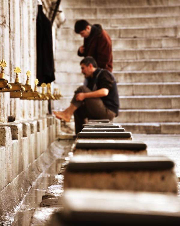 Ayrca; derinin meydana getirdii bir takm ya ve svlarn, el ve yz derileri zerinde toplanmasn ortadan kaldrr. Bu durum ise; vcut saln olumlu bir ekilde etkiler. Bu konuda Peygamber (s.a.v.) yle buyurur: "Gzel abdest almak imann yarsdr" (Hadisi Mslim rivayet etmitir).