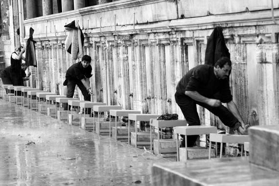 Ayn ekilde; yz, elleri ve ayaklar outurarak ykamak, damarlardaki kan dolamn hareketlendirmeye benzer. Bu durum ise, inanan bir insann psikolojisini olumlu etkiler. Huzur ve sknetinin artmasn salar. Bu sayede mslman kii, bir ok olumsuz duygu ve tedirginlik verici eylerden kurtulmu olur.