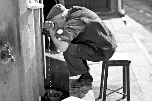 Burna su ekmeye ve onu ykamaya gelince, bu da burnu var olan mikroplardan kurtarr. Hatta, gzel bir ekilde abdest almaya devam eden bir kimse, burun mikroplarndan tamamen kurtulur. Bu durum; burnu hastalklardan koruduu gib, mikroplarn burun vastasyla nefes borularna gemesini de engeller.