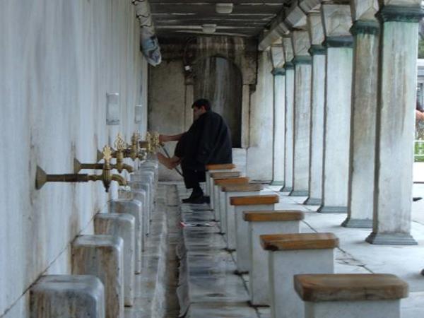 Doktorlar; ayaklar outurarak gzel ykamak, ayak derisini ikinliklerden ve ayakta oluan bir takm hastalklardan koruduunu sylemilerdir.