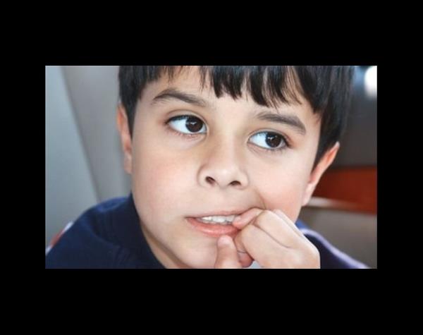 Trnak Yeme Terapisi Aratrmas: Lawrance Sheean, trnak yiyen bir grup erkek ocuunun uyuduu odada her gece defalarca "Trnaklarm ok ac" cmlesini tekrarlad. Yaz tatili sonunda biten deneyde ocuklarn yzde 40'nn trnak yeme alkanlna son verdii tespit edildi.