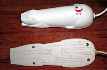 CueCat  <br>  CueCat, 1990&#8217;l yllarn sonunda teknoloji patlamasnn son dnemlerinde piyasaya kt ve dev bir baarszlk olarak tarihe geti. Kedi ekilli milyonlarca barkod tarayc retilip ABD genelinde cretsiz olarak datld. Ama insanlarn bu kedileri kullanarak zel olarak barkodlanm internet sitelerine giriini salamakt. Bunun neresinin adres ubuuna bir link girmekten daha kolay olduunu retici firma hibir zaman aklamad. Piyasaya ok grlt yaratarak girmesine ve CueCat&#8217;in kodlar Wired ve Businessweek gibi dergilerde datlmasna ramen kullanclar neden dergilerini okurken, tuhaf kedi ekilli bir tarayc kullanacaklarn anlayamadlar.