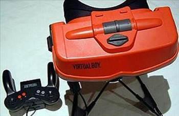 Nintendo Virtual Boy  <br>  Virtual Boy, Nintendo&#8217;nun mr en ksa sren rn oldu. 1995 ylnda piyasaya kan Virtual Boy&#8217;un mr sadece alt ay srd.  boyutlu grafikler oyununun, oyuncunun etrafn grmesini tamamen engelleyen kocaman, parlak krmz bir kask vard. Perakende fiyat 180 dolar olan bu pahal oyuncakla sadece 14 oyun oynanabiliyordu. Dolaysyla Nintendo abalarn ok daha baarl olan geleneksel Nintendo 64 sistemine odaklayp Virtual Boy&#8217;u pe atmay yeledi.
