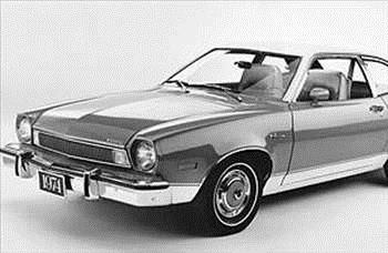 Ford Pinto  <br>  Ford&#8217;un 1971 ylnda piyasaya kard bu modeli tarihin en kt otomobillerinden biri olarak tarihe geti. Otomobile arkadan arpldnda gerekten patlama eilimi gstermesi bunun iin yeterli bir sebep. Pinto&#8217;yu asl rezil eden ey ise sorunun detaylar renildiinde &#8220;tamir etmektense kurbanlara tazminat demek daha ucuz olur&#8221; eklindeki irket ii mesajn ortaya kmas oldu.