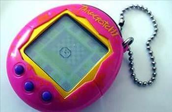 Tamagoi  <br>  ocuklar anne babalarndan ilk evcil hayvanlarn istedii zaman, genelde sorulan soru onu dzenli besleyip beslemeyeceidir. Bandai oyuncak irketi, bu soruyu ocuklarn ceplerin koyabilecekleri bir evcil hayvan reterek 1990&#8217;larda zd. Cihazn A,B,C tularna basarak Tamagoiler besleniyor, ocuklarda eleniyordu. Eer beslenmezse, birka gn iinde de lyordu. ocuklaryla yeterince zaman geiremeyen anne babalar iin, Tamogoi a kapatmasn iyi biliyordu: Anne, anne, anne!