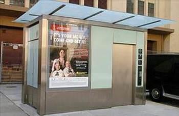 demeli tuvalet  <br>  Vakit nakittir. Ancak bu mantk sizce tuvaletlere uygulanmal myd? 1970&#8217;lerin ortalarnda, ABD&#8217;de kamu tuvaletlerinde her ekilen sifon iin cret kesmek gibi bir alkanlk vard. ABD&#8217;nin Chicago bata olmak zere birok kenti uygulamaya kar gelirken, New York tersi istikamete yneldi. Ocak 2008&#8217;de kullanma giren tuvaletler, 25 sent (39 kuru) karlnda 15 dakikalk tuvalet hizmeti sunmaya balad. Ancak, 15 dakikann sonunda otomatik olarak fi kesen tuvalet-kulbenin, kapsn sre dolar dolmaz amak gibi bir zellii vard. Yani, o esnada kullanc nasl bir haldeyse o ekilde akta kalyordu.