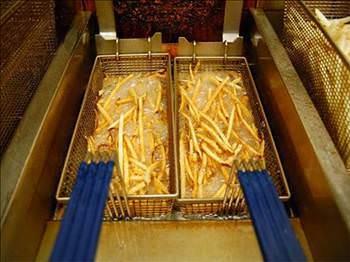 Hidrojenle zenginletirilmi ya  <br>  2000&#8217;li yllarda sapln en byk dman olarak grlen trans yalar pratik bir ama iin retilmiti. 1800&#8217;lerin sonlarnda sv yalara hidrojen katlarak bu yalarn raf mr uzatlyordu. Ancak modern aratrmalar doada var olmayan bu kombinasyonun sala beklenmedik olumsuz etkileri olduunu, kt kolesterol ykselttiini ve kalp hastalklar riskini artrdn syledi. McDonald&#8217;s gibi reticiler trans yalar rnlerinden temizleme yarna girdi. 2006 ylnda ABD&#8217;deki gda reticileri, rnlerinin iindeki trans ya miktarn paketlerin zerinde belirtmek zorunda kald.