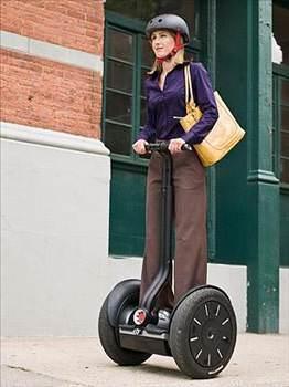 Segway  <br>  Yaratcs Dean Kamen&#8217;n hakkn teslim etmek lazm: Heyecan yaratmay ok iyi biliyor. 2001 ylnda piyasaya kana kadar dnyay deitireceine inanlan bir sr olan Segway ulatrma dnyasnda beklenen devrimi balatmay maalesef baaramad. Teknolojisi bir hayli haval olsa da Segway&#8217;in satlar Kamen&#8217;n beklentilerinin ok altnda kald. Alveri merkezlerindeki polisler ve tembel turistler hala Segway&#8217;i kullanyor ancak bu ara en byk sksesini Arrested Development dizisindeki Gob Bluth&#8217;n ara tercihi olmasyla yapt.