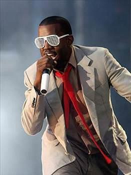 Venedik kr gzlkleri  <br>   Kanye West arklar, ba toplama abalar ve dl gecesi performanslar arasnda ne kan bir dier zellii, tarihin en berbat gzln tantmas. 1980&#8217;lerin sonlarnda fazla sesini duyuramadan yok olup giden gzlkler, West sayesinde 2007&#8217;deki &#8220;Stronger&#8221; parasyla tekrar hayata dnd. Gzlkler, yeni nesle tarz taknmak isteyen salaklarn nasl tamamen sama sapan eyler deneyebileceklerini gstermekten baka bir ie yaramad.