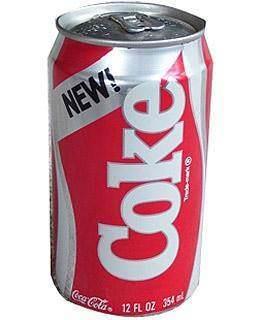 Yeni Cola  <br>  Pazarlamaclarn bilmesi gereken bir ey var: Tketicilerin bir rne hissettikleri duygusal ballkla aka olmaz. zellikle de bu rn 99 yandaki Coca Cola&#8217;ysa. Cola&#8217;nn 23 Nisan 1985&#8217;te piyasaya srlen &#8220;daha yeni, daha tatl&#8221; versiyonu lezzet testlerinde baarl oldu ancak gerek dnyada tam bir hayal krklna dnt. Cola&#8217;nn hayranlarndan gelen telefonlar, mektuplar ve abartl ikayetlerle birka hafta iinde Yeni Cola piyasadan kaldrlp eskisi kutularn ve ielerin zerindeki &#8220;klasik&#8221; ifadesiyle yeniden piyasaya srld. Bylece tketiciler de eski aklarna yeniden kavumu oldu.