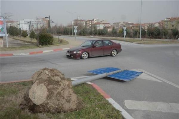 E-5 Karayolu zerinde, Bykekmece Gl&#8217;nn Marmara Denizi ile birletii noktada bulunan Bykekmece Kprs&#8217;nn sol eridinde, 4-5 metre eninde ve yaklak 30-40 santimetre derinliinde gk olutu. Gk nedeniyle, E-5 Karayolu&#8217;nun Edirne istikametinde trafik tamamen durdu. Oluan ara kuyruu Beylikdz&#8217;ne kadar uzad.