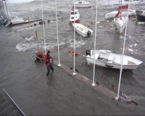 Youn uralara ramen kontrol altna alnmakta zorluk ekilen 3 noktadaki yangnn, dier fabrikalara sramas engellendi.