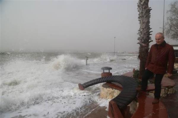 Bu nedenle, Marmara ve Ege blgelerinde aralklarla ya grllyor. Son 18 saat ierisinde blge 20 ila 40 mm ya ald. Bugn, stanbul, Tekirda, Balkesir, anakkale, zmir, Yalova ve Manisa ya alacak.