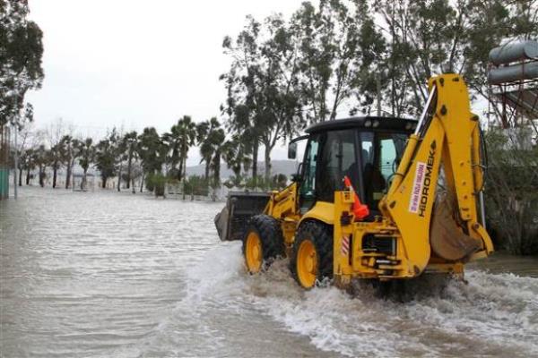 Birok aracn zarar grmesine neden olan byk dalgalar, Pendik Marina'daki baz i yerlerinde de su basknlarna neden oldu. Bu arada, iddetli rzgarn oluturduu dalgalar nedeniyle kentin Avrupa yakasnda da sahildeki baz i yerlerinde su baskn yaand.