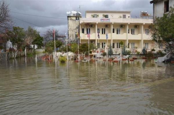 Tekirda&#8217;da etkisini srdren lodos nedeniyle Atatrk Bulvar zeri skele kavanda bulunan byk bir aac devirdi. Tekirda Bykehir Belediyesi ekipleri aa etrafnda nlem alp trafii aksatan aac bulunduu yerden kaldrd. Balk limanna snan balk tekneleri iddetli rzgarn etkisi ile beik gibi salland. Bulvar zerinde bulunan trafik lambalar rzgarn etkisi ile ters yne dnd.