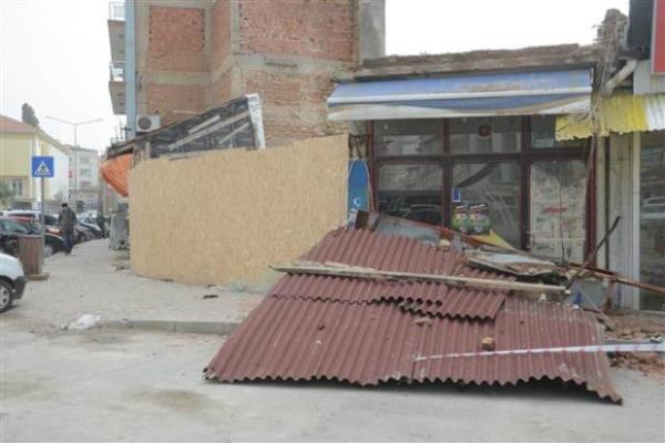 iddetli lodosun yol at dalgalar, E-5 Karayolu zerindeki Bykekmece Kprs&#8217;nde asfalt kertti. E-5&#8217;in Edirne istikameti uzun sre trafie kapand. Yol, yaplan almalar sonucu yaklak 2,5 saat sonra ksmen trafie ald.