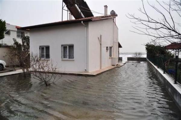 Bulgaristan&#8217;da yaanan iddetli yalarn ardndan Meri ve Tunca Nehirleri&#8217;nin su debileri takn seviyesine geldi. l Kriz Masas kararyla, Edirne Merkez&#8217;den Karaaa Mahallesi&#8217;ne ve Pazarkule Snr Kaps zerinden Yunanistan&#8217;a ulam salayan tarihi Tunca ve Meri Kprleri yaya ve ara trafiine kapatld.