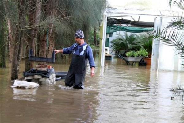Trafik ekipleri, kapanan kesimlerde srcleri alternatif yollara ynlendirirken, itfaiye ekipleri de suyun tahliyesi ve mahsur kalan aralarn kurtarlmas iin alma yapt.
