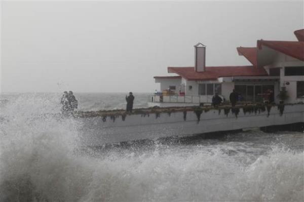 Yan ilk dt yerlerde ise, bu toz ve kum, amur yamuru halinde topraa dt.