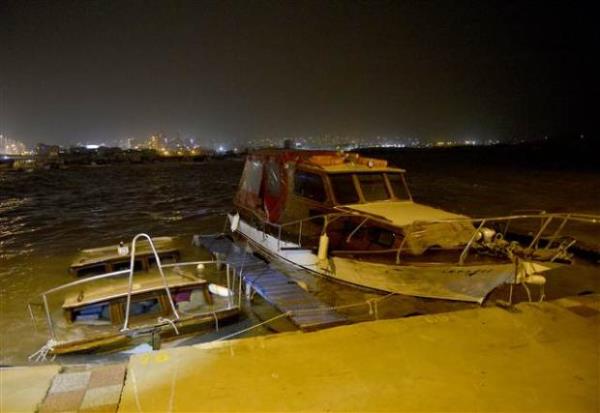 Balkesir&#8217;in Erdek ilesinde iki gndr devam eden iddetli lodos deniz canllarn da vurdu.