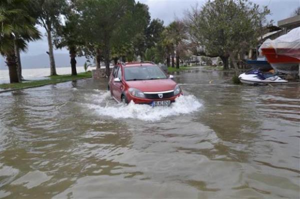 Bodrum'da hafta bandan bu yana etkili olan yal hava sabah saatlerinden itibaren yerini frtnaya brakt. Saatteki hz zaman zaman 60 ila 70 kilometreye kadar kan frtna, Kumbahe, Ortakent-Yahi ve Turgutreis sahillerinde etkili olurken vatandalara da zor anlar yaatt.