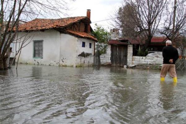 stanbul'u etkisi altna alan iddetli lodos nedeniyle oluan dalgalar, Anadolu yakasnda sahil yolunun baz kesimlerde trafie kapanmasna neden oldu.