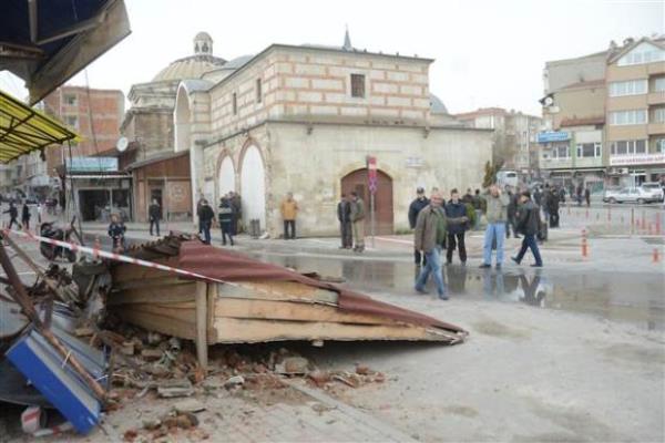 Toplu tam aralarndaki baz vatandalarn inerek Bykekmece&#8217;ye doru yrd grlrken, trafik ekipleri de srcleri TEM Otoyolu&#8217;na ynlendirdi.