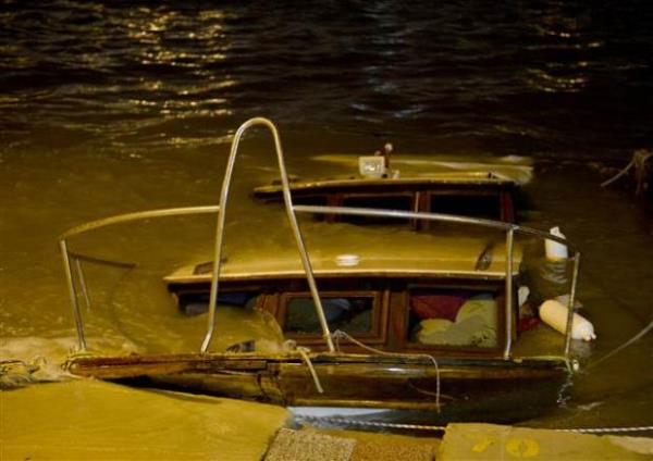 Edirne Belediye Bakan Recep Grkan, getiimiz yl Aralk aynda kentin ciddi bir takn tehdidi atlattn hatrlatarak, &#8220;Maalesef bir ay aradan sonra bugn yine yeni bir tehditle kar karyayz. Ama bu sefer daha ciddi bir tehdit var gibi duruyor. Aldmz bilgilere gre yaklak saniyede 2 bin metrekp su gelmesi bekleniyor. nallah bu gereklemez ama eldeki btn veriler iin buraya doru gittiini gsteriyor zaten gerek Meri Nehri gerekse Tunca Nehri ok hzl bir ekilde ykseliyor&#8221; dedi.