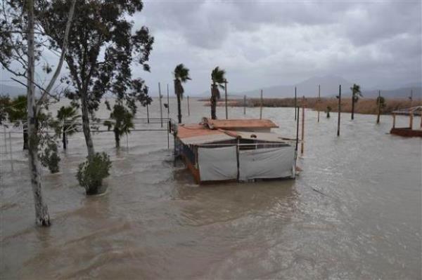 Elektrik kesintilerine arza ekipleri yetimeye alrken, Trakya Elektrik Datm irketi (TREDA) Edirne, Tekirda ve Krklareli&#8217;nde elektrik kesintilerinin, ana iletim hatlarndaki arzalardan meydana geldiini bildirdi.