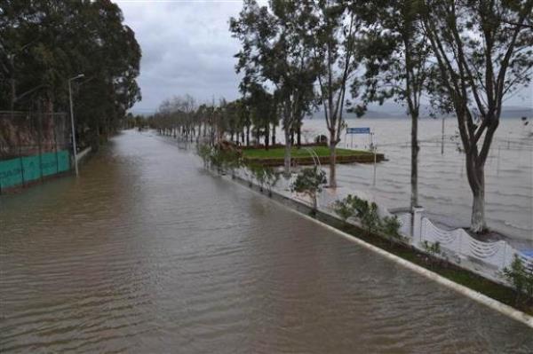 Frtna nedeniyle, baz ev ve i yerlerinin atlar utu. stasyon Mahallesi'nde ise ok sayda aa devrildi. Belediye ekipleri devrilen aalar keserek, temizlik almas balatt.