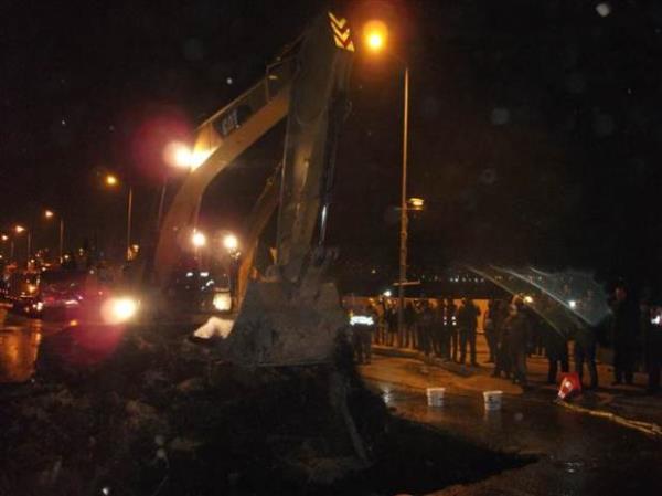 Meteoroloji Genel Mdrl'nden yaplan aklamada, "lkemizin kuzeybat kesimlerinde, derin alak basn merkezi nedeniyle gneyli ynlerden kuvvetli olan frtnann ardndan pazartesi gn stanbul, Bursa, Balkesir, Kocaeli, Yalova, anakkale'nin gney ve dousu, zmir ve Manisa evrelerinde kuvvetli ve yer yer yer ok kuvvetli (21-75 mm) saanak ya beklendiinden meydana gelebilecek olumsuzluklara kar dikkatli ve tedbirli olunmaldr" denildi.