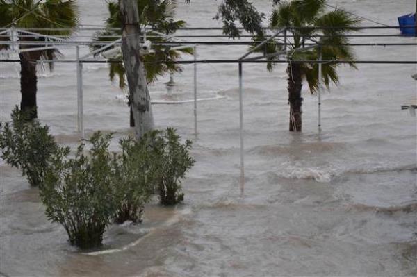 negl Aa leri Sanayi Blgesi'nde bulunan 3 katl mobilya fabrikasn da kan yangn, lodos nedeniyle iki imalathaneye srad. Olay yerine gelen itfaiye ekiplerinin lodos nedeniyle glkle mdahale ettikleri yangnlar sndrld.