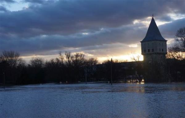 Erdek sahilinde yaklak 30 metre ykseklikteki dev dalgalar sahilde nne gelen her eyi ykp geti. Dev dalgalar denizanalarn denizden dar att. Lodostan etkilenen dier bir canl ise karabatak kuu oldu. Dalgalar arasnda kalan ve yorgun den karabatak kuunu boulmaktan son anda vatandalar kurtard.
