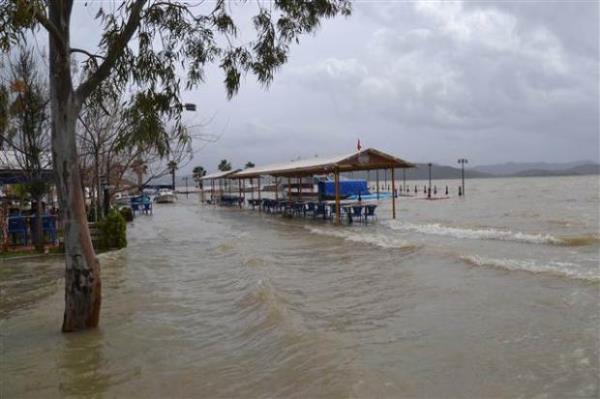 Edirne&#8217;de ar yalarla debisi ykselen Tunca Nehri taarak Sarayii Er Meydan sahasn sular altnda brakt. O blgede bulunan yaklak 10 kpek suda mahsur kald. iddetli frtna Selimiye Camii&#8217;nde de hasar yol at. Caminin n cepheden grnen sral kubbelerin zerindeki camlardan biri krld.