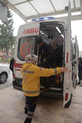 Caddebostan&#8217;da iddetli lodos dehet sat. Caddebostan&#8217;dan Suadiye&#8217;ye kadar uzanan sahil yolunu su bast. Aralarnda mahsur kalan vatandalar itfaiye ekipleri kurtard. Metrelerce ykseklikteki dev dalgalar dalga kran at, tekneleri ya batrd ya da batma noktasna getirdi. Otomobiller de dalgalara teslim oldu.