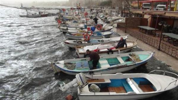 Vatandalarn ihbar zerine olay yerine gelen itfaiye ekipleri 3 nokta da kan yangna mdahale etti. iddetli lodos nedeniyle yangn kontrol altna alnamazken, sndrme almalarna iyerleri alanlar da mdahale etti. 3 ayr firmann bulunduu  katl binadaki yangn, alt katlara da srarken uzun sren uralar sonucunda yangn kontrol altna alnarak sndrld. Fabrikadan srayan alevler nedeniyle yaklak 50 metre uzaklktaki mobilya imalathanelerindeki yangn da sndrld.