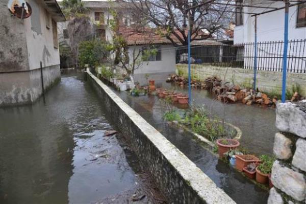Krklareli'nde saatteki hz 50 kilometreyi bulan frtna, gnlk yaam olumsuz etkiliyor. Kentte iki gndr etkili olan yal hava sabah saatlerinden itibaren yerini frtnaya brakt. Saatteki hz zaman zaman 50 ila 60 kilometreye kadar kan frtna, vatandalara zor anlar yaatt.
