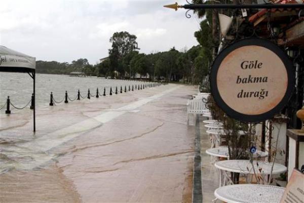 iddetli rzgarn etkisiyle denizde oluan byk dalgalarn sahil yoluna tamas nedeniyle, Caddebostan, Kartal ve Pendik'te birok ara yolda mahsur kald.