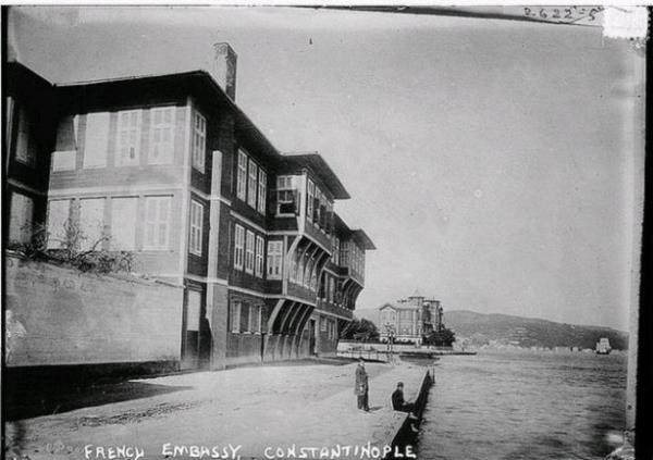 stanbul`a ilikin karelerle birlikte; anakkale saldrs ncesinde dman kuvvetlerinin Limni Adas`ndaki ynaklar, Suriye cephesindeki Cemal Paa ve Alman komutanlarn fotoraflar dikkat ekiyor. stanbul`a ilikin karelerle birlikte; anakkale saldrs ncesinde dman kuvvetlerinin Limni Adas`ndaki ynaklar, Suriye cephesindeki Cemal Paa ve Alman komutanlarn fotoraflar dikkat ekiyor.